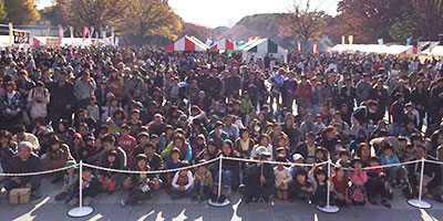 We performed in Ueno and attracted over 10,000 people for 2days.