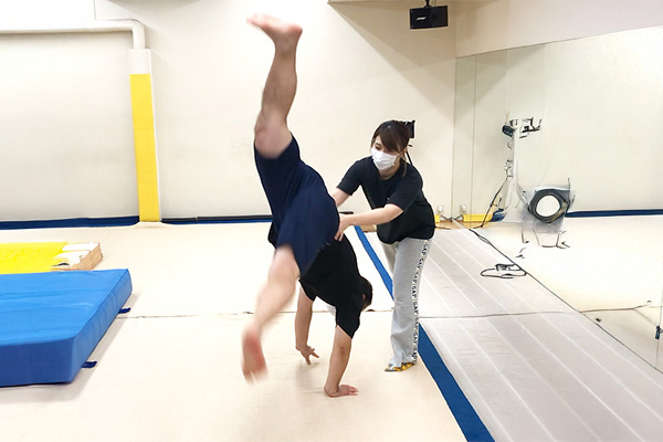 学校体育で習う基本のマット運動(前転,後転,倒立,側転)